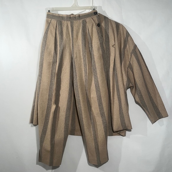 Vintage 80’s Chibarø Dolman Sleeved 2 piece suit with high waisted capri pants. - Picture 5 of 13